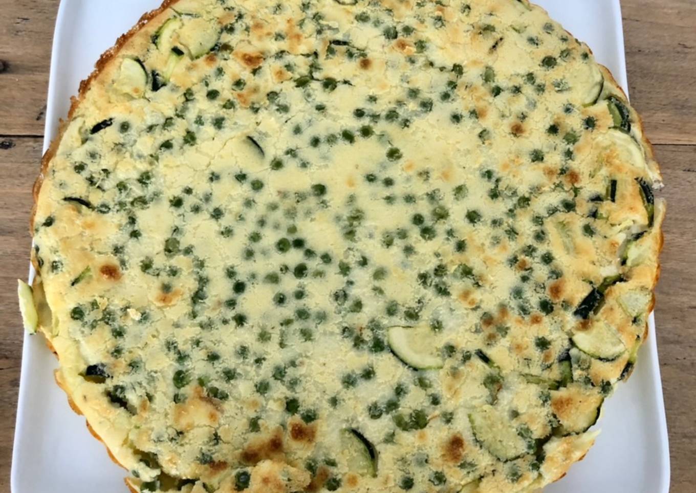 Quiche sans pâte aux petits pois, chèvre et courgettes