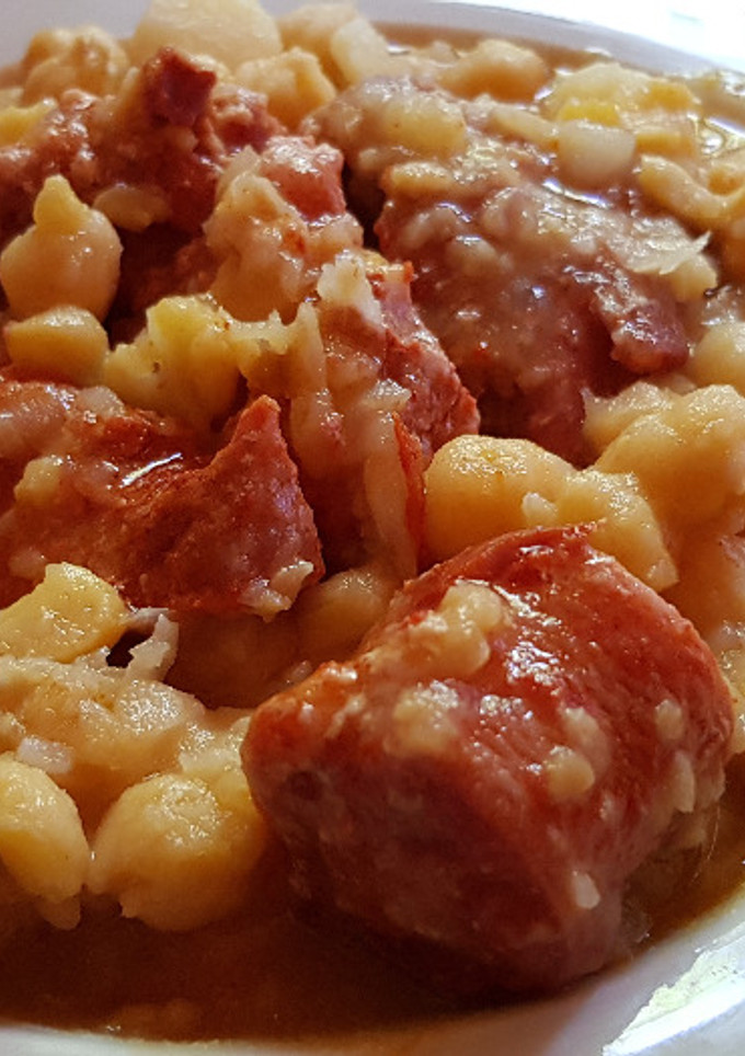 Una foto de Cocido de Garbanzos con Botillo