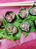 Makis de crema de queso de cabra con rúcula, germinados y fresas