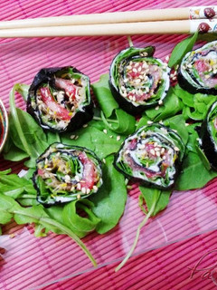 Foto principal de Makis de crema de queso de cabra con rúcula, germinados y fresas