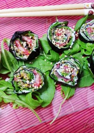 Una foto de Makis de crema de queso de cabra con rúcula, germinados y fresas