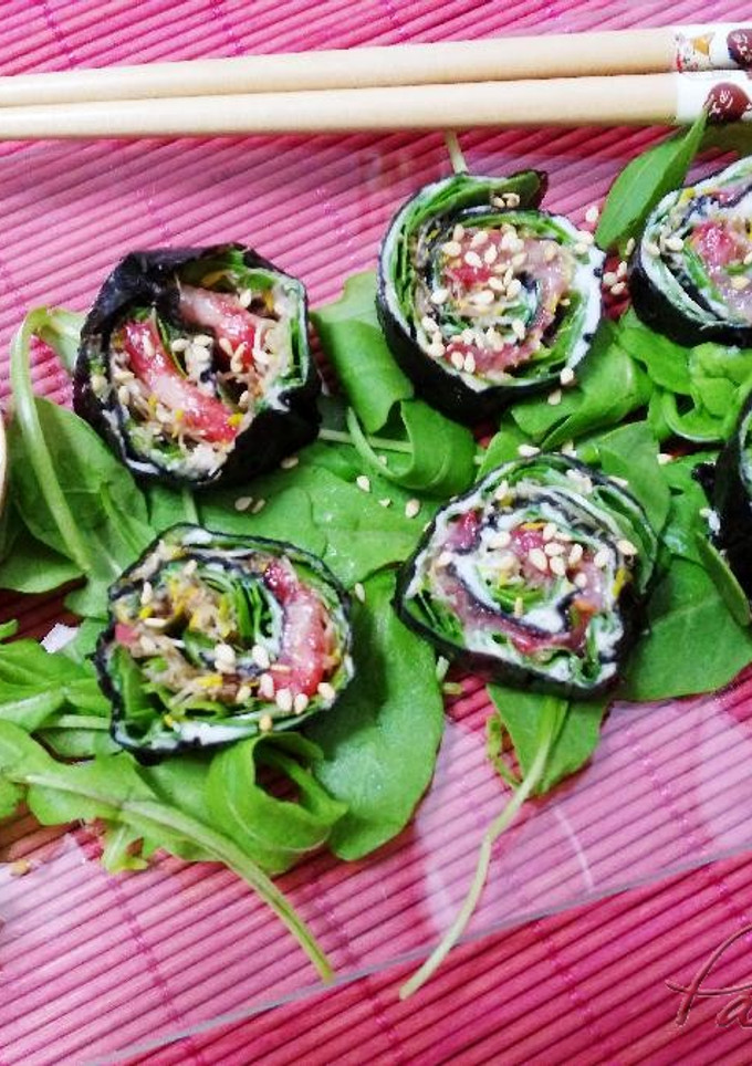 Una foto de Makis de crema de queso de cabra con rúcula, germinados y fresas