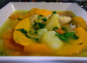 Una foto de CALDO De Puerros (Porrusalda) con Pollo...!
