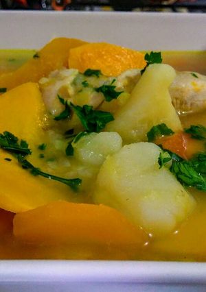 Una foto de CALDO De Puerros (Porrusalda) con Pollo...!