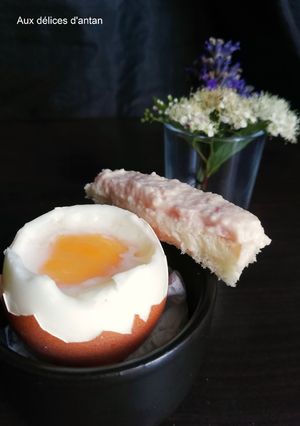 Une photo de Œuf à la coque, mouillette à la crème de jambon beurre