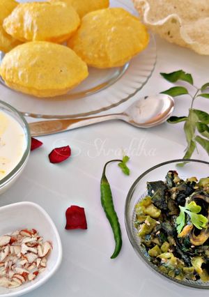 A picture of Turiya patra with poori and basundi.