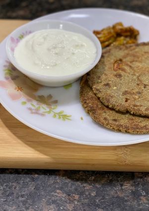 लहसुन वाली बाजरे की रोटी (lehsun wali bajre ki roti recipe in Hindi) रेसिपी मुख्य फोटो