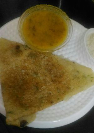 A picture of Onion Rava Dosa (from leftover rice).