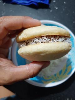 Una foto de ALFAJORES DE MAICENA II (OTRA RECETA)