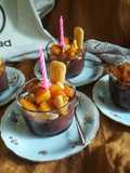 Budino al cacao con cachi caramellati e crumble di Pavesini