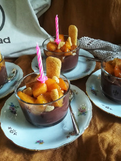 Foto di Budino al cacao con cachi caramellati e crumble di Pavesini