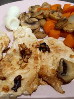 Una foto de Pollo a la plancha con guarnición de zanahorias, setas y ajitos