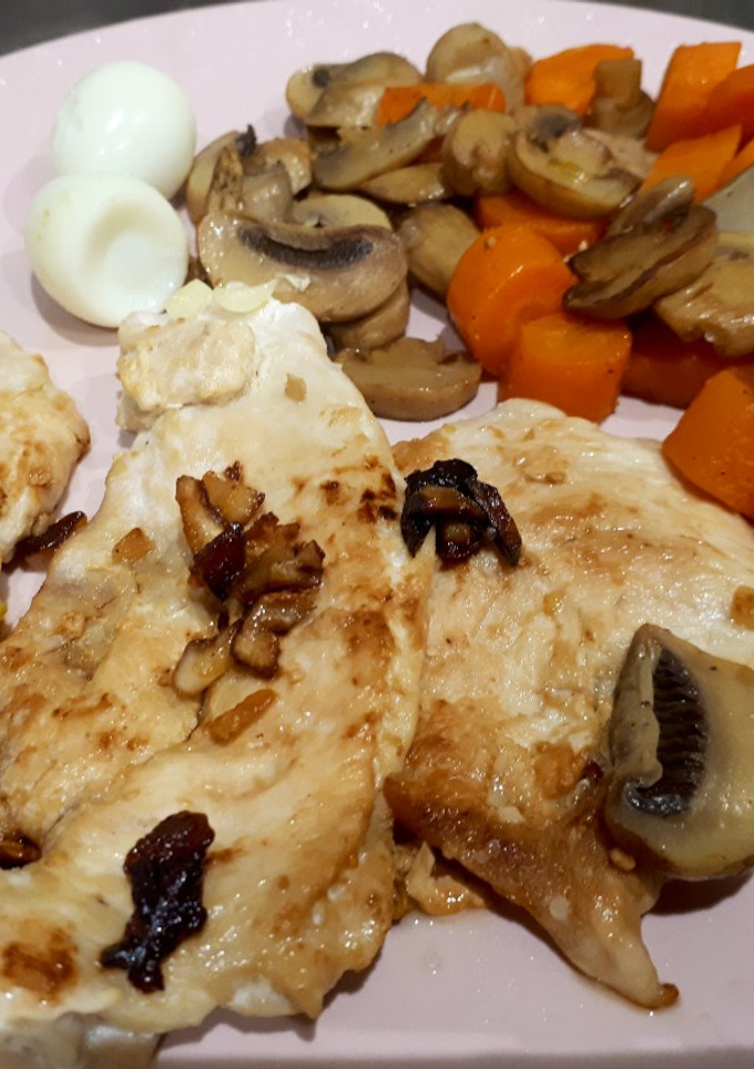 Una foto de Pollo a la plancha con guarnición de zanahorias, setas y ajitos