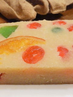 Una foto de Turrón de mazapán y fruta confitada