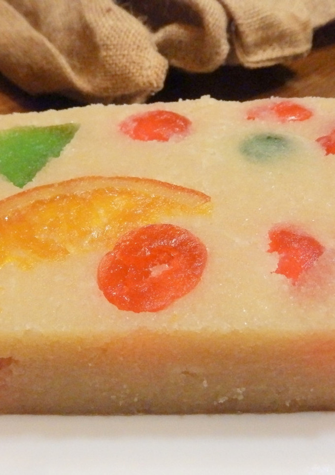 Una foto de Turrón de mazapán y fruta confitada
