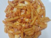 Una foto de penne con huevo