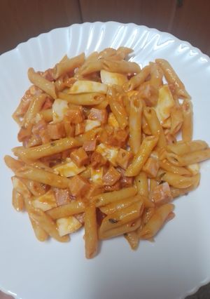 Una foto de Penne (pasta) con sacramentos y huevo duro