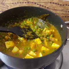 A picture of Matar paneer.