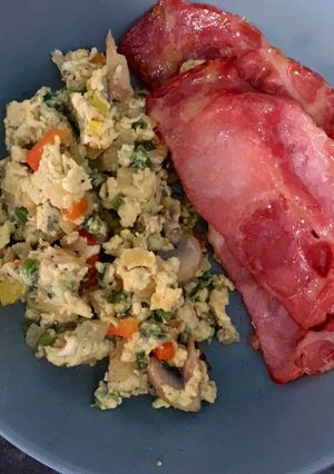 A picture of Brunch Eggs and bacon.