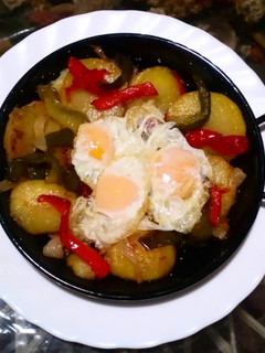 Una foto de Patatas a lo pobre con huevos