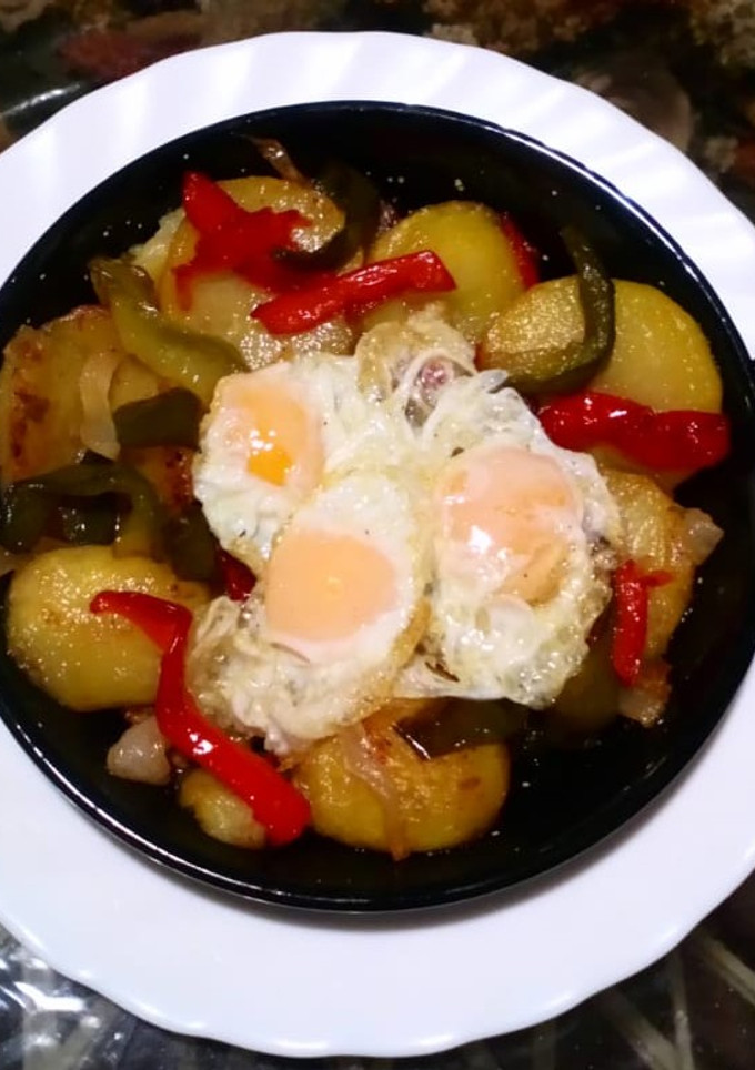 Una foto de Patatas a lo pobre con huevos