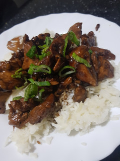 Una foto de Pollo teriyaki con Cola-Cola