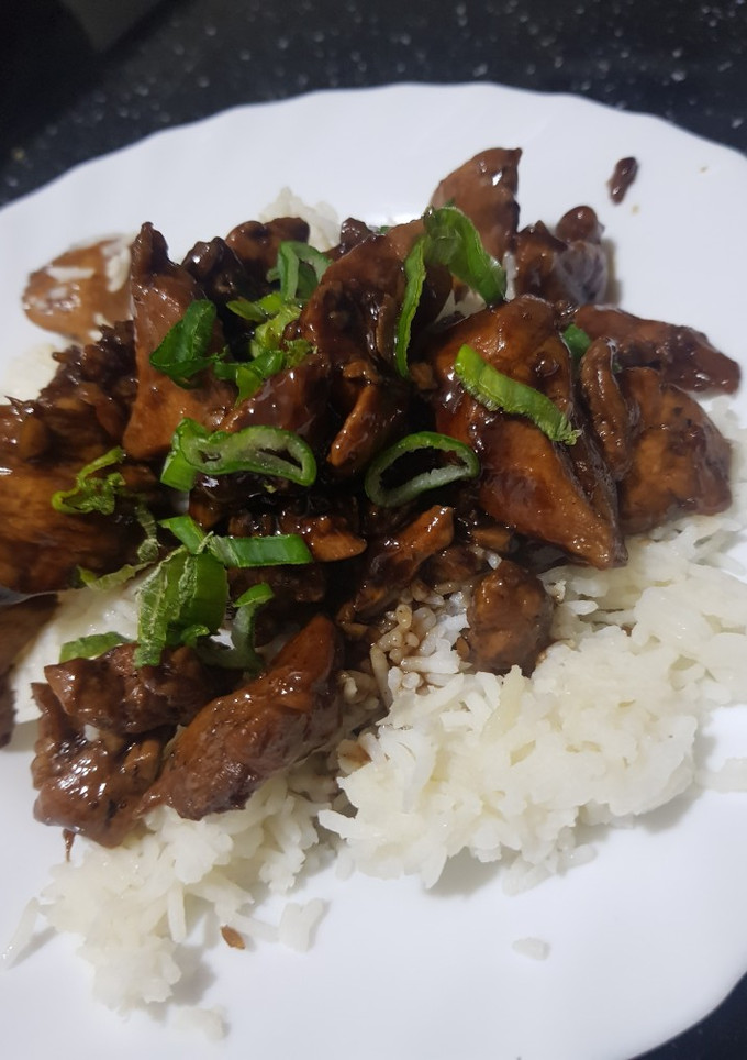 Una foto de Pollo teriyaki con Cola-Cola