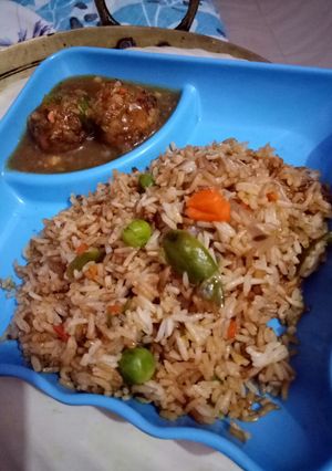 A picture of Munchurian and fried rice.