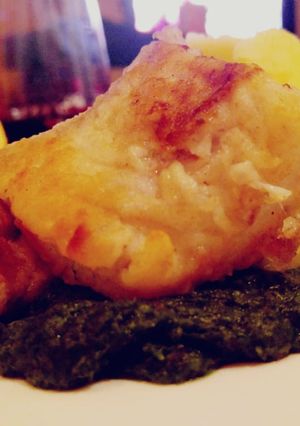 Una foto de Róbalo sobre puré de espinacas con papas al natural