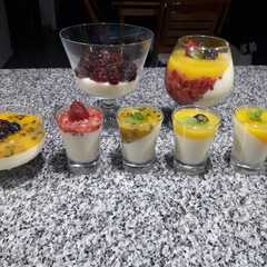 Una foto de Panna Cotta con frutas