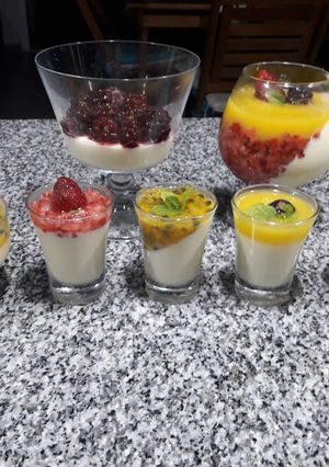 Una foto de Panna Cotta con frutas