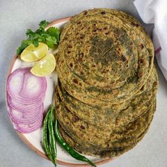 A picture of Bathua Laccha Paratha.