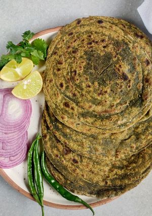 A picture of Bathua Laccha Paratha.