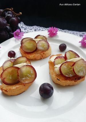 Une photo de Toast fourme d'Ambert et raisin noir