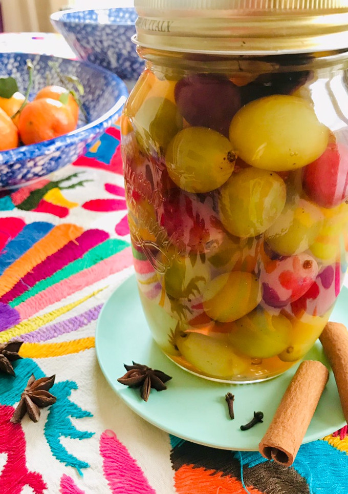 Una foto de Uvas en almíbar especiado y licor