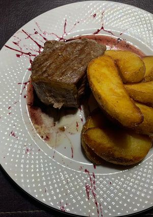 Una foto de Filete con Papás rústicas