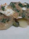 Huevo escalfado con papa al vapor en salsa verde integral