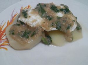 Una foto de Huevo escalfado con papa al vapor en salsa verde integral