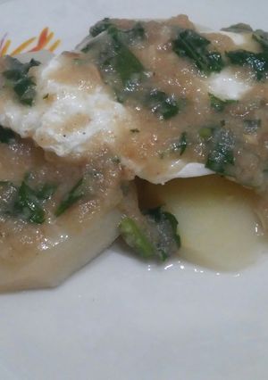 Una foto de Huevo escalfado con papa al vapor en salsa verde integral