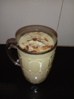 આલ્મંડ મિલ્ક શેક (almond milk shake recipe in Gujarati) રેસીપી મુખ્ય ફોટો
