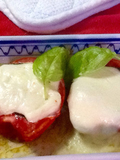Una foto de Tomates rellenos de mozzarella y albahaca asados