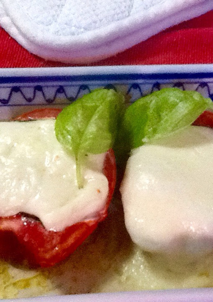 Una foto de Tomates rellenos de mozzarella y albahaca asados
