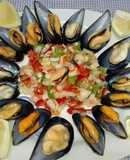 Pipirrana de verduras con mejillones al vapor