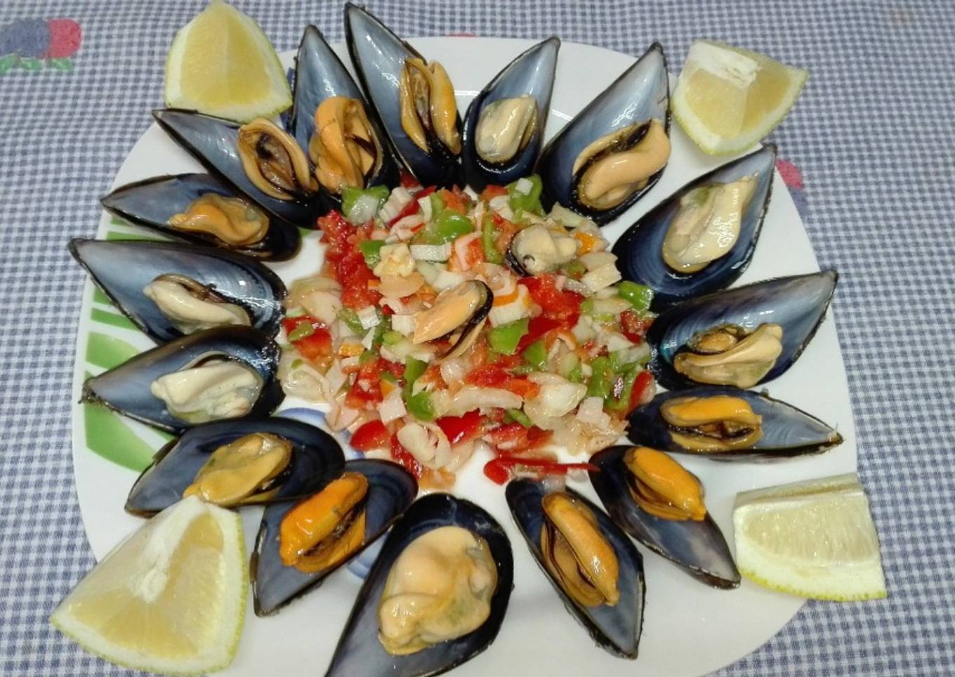 Pipirrana de verduras con mejillones al vapor
