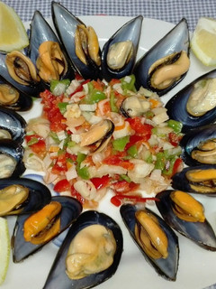 Una foto de Pipirrana de verduras con mejillones al vapor