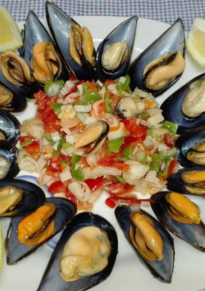 Una foto de Pipirrana de verduras con mejillones al vapor