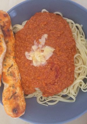 Una foto de Tallarines gouda con tomate de queso y crostinis pizza