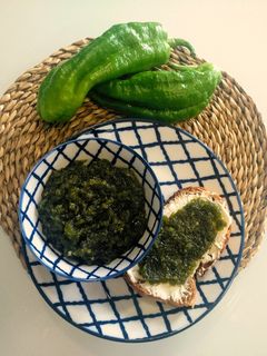 Una foto de Mermelada de pimiento verde
