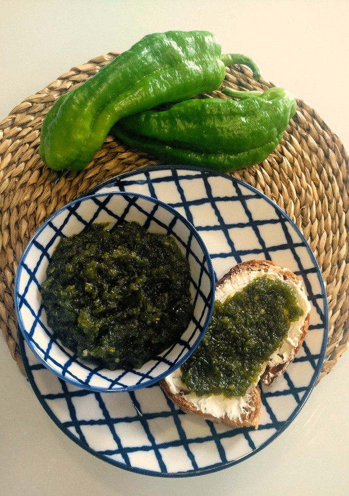 Una foto de Mermelada de pimiento verde