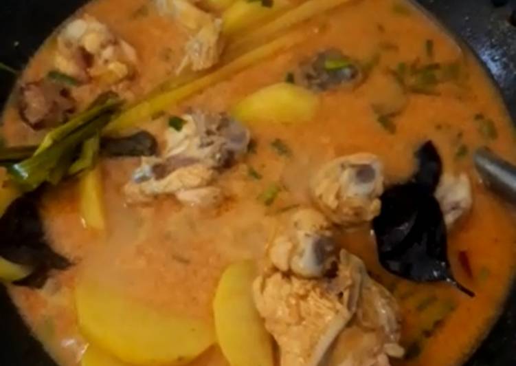Kare Ayam Kentang